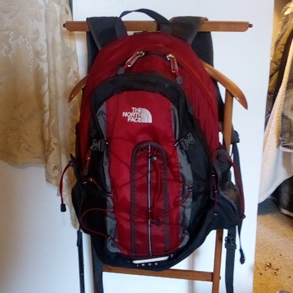 North Face slingshot backpack with webbing & padded back great condition